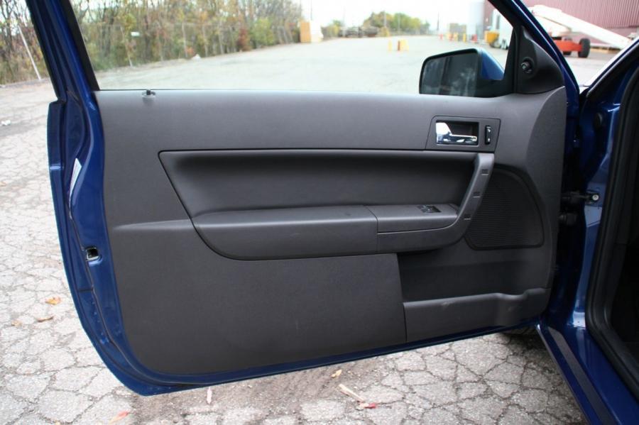  Ford Focus SES Coupe 2008 года  (фото 13 из 44)